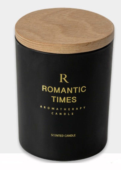 Scented candle with wood cover